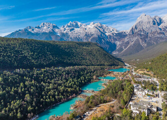 Fototapeta premium The Blue Moon Valley landscape of Yulong Snow Mountain in Lijiang, Yunnan