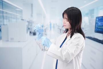 白衣を着て最先端の研究をする研究員の女性