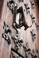 puerta con un llamador de toro y clavos