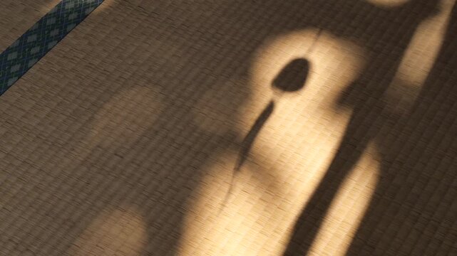 畳に映る南部鉄風鈴の影　静かな部屋に涼しげな音色が響く日本の夏イメージ