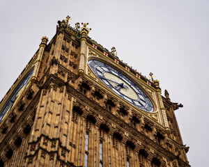 Neogotycka wieża zegarowa Pałacu Westminsterskiego, ukończona w 1859 roku według projektu Charlesa Barry’ego i Augusta Pugina. Mierzy 96 metrów wysokości i mieści słynny dzwon Big Ben.  © marcin_ciak