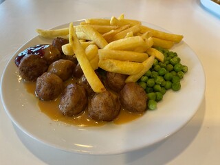 fleischklösschen, hackbällchen, köttbullar, pommes, erbsen, essen, pasta, mahl, abendessen, teller, kochen, essgeschirr, sauce, lunch, gebraten, fleisch, penne, italiener, gemüse, gesund, köstlich, fe