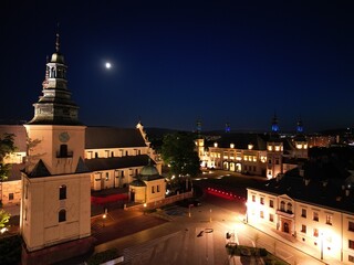 Kielce - Polska - centrum miasta, rynek , katedra nocą nagrane dronem  © Konrad