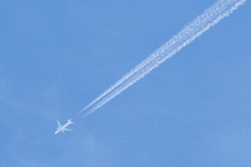 ジェット機と飛行機雲