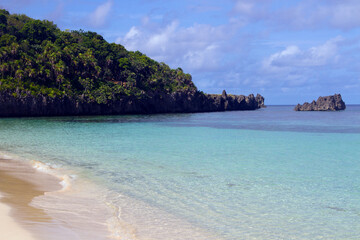 Obraz premium Tropical Cliffs and Clear Turquoise Waters on Roatán Island, Honduras