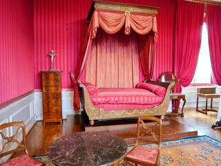 Chambre à coucher rouge de style Empire dans un château du Val de Loire.