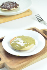 Serabi dengan topping selai matcha, camilan tradisional Indonesia.