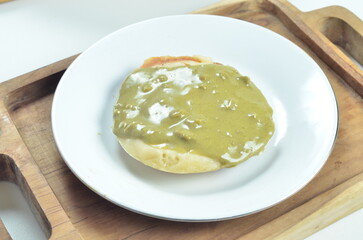Serabi dengan topping selai matcha, camilan tradisional Indonesia.