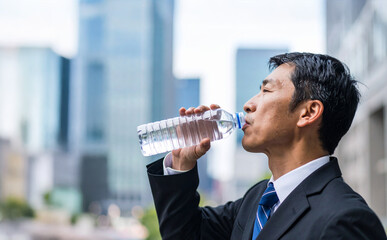 水を飲むビジネスマン