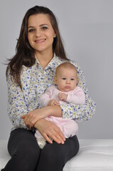 mãe com filha bebé fofa , maternidade com amor 