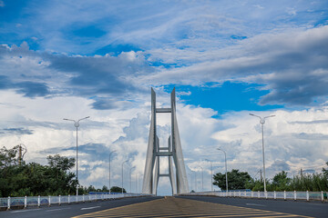 Obraz premium Magnificent bridge and blue sky and white clouds