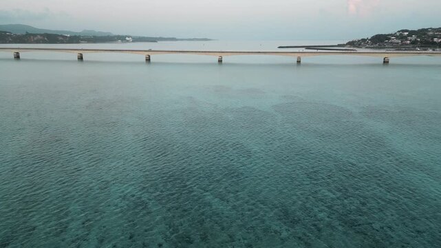 오키나와 코우리 오하시 대교: 맑고 푸른 바다 위를 가로지르는 아름다운 다리 드론 샷
( Okinawa Kouri Ohashi Bridge: Beautiful Bridge Spanning Clear Blue Ocean - Drone Shot )