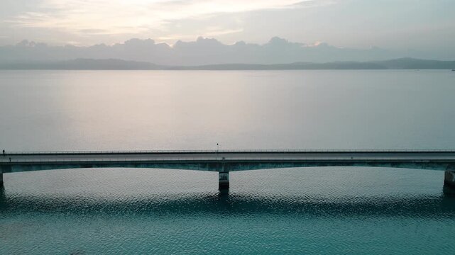 오키나와 코우리 오하시 대교 위를 나는 드론 &ndash; 맑은 바다 풍경 | Drone Flying Over Kouri Ohashi Bridge in Okinawa &ndash; Aerial View of Clear Ocean