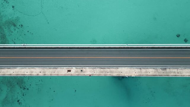 오키나와 코우리 오하시 대교에서 낚시하는 두 사람 &ndash; 항공 드론 샷
Two People Fishing on Kouri Ohashi Bridge, Okinawa &ndash; Aerial Drone Shot