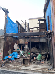 解体中の古い家