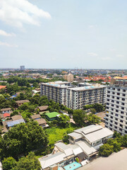 Obraz premium A crowded urban area with houses and tall buildings, a corner of Bangkok in Thailand.