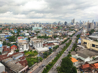 Obraz premium A crowded urban area with houses and tall buildings, a corner of Bangkok in Thailand.