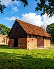 Obraz premium Historic wooden barn in a park