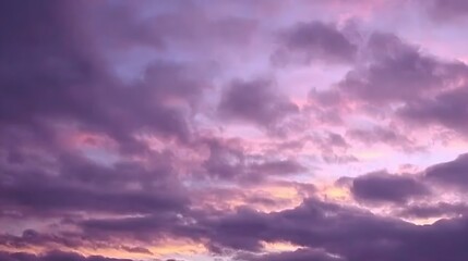 Obraz premium A dramatic, colorful sky at twilight.