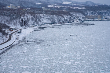 冬の知床・ウトロ海岸と流氷の風景 / Drift Ice along the Utoro Coastline in Shiretoko, Hokkaido in Winter   © warapin