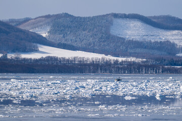 流氷に覆われたサロマ湖と遠景の雪山 / Lake Saroma Covered with Drift Ice and Snowy Mountains in the Distance  