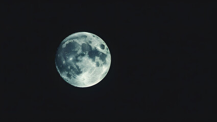 Obraz premium Full moon shining bright in the dark night sky over blue space