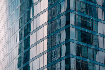 Obraz premium walls and empty windows of a modern building on a big city street without people