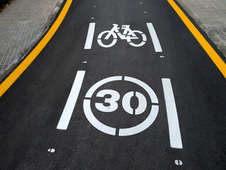 Señalización de carril bici y limitación de velocidad