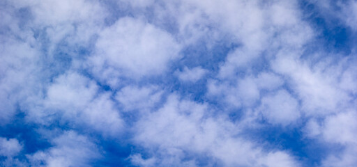 Blauer Himmel mit weißen Wolken