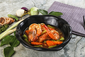 Prawn with asparagus and spices