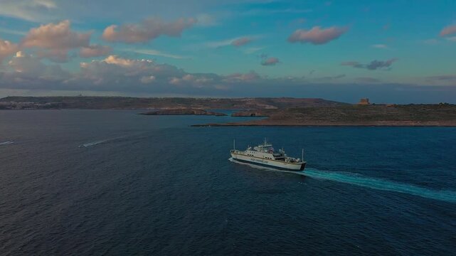 F&auml;hre von Malta nach Gozo &ndash; Luftaufnahme mit Blick auf Comino und das Mittelmeer Sonnenuntrgang 1