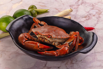 Gourmet steamed crab served lime