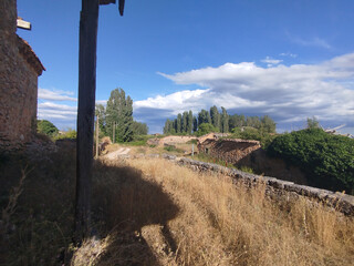 Paisaje de Soria (España) con casas abandonadas