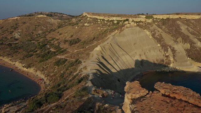 Luftaufnahme bei Sonnenuntergang: Ghajn Tuffieha, Clay Cliffs und Gnejna Bay &ndash; Maltas unber&uuml;hrte Naturk&uuml;ste, Urlaub 1