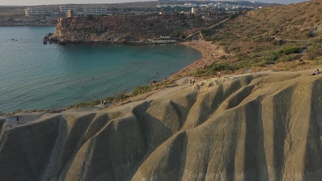Luftaufnahme bei Sonnenuntergang: Ghajn Tuffieha, Clay Cliffs und Gnejna Bay &ndash; Maltas unber&uuml;hrte Naturk&uuml;ste, Urlaub 3