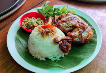 Indonesian nasi liwet and fried chicken