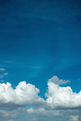 青い空に浮かぶ白い雲