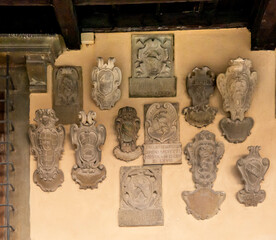 Italia, Toscana, Fiesole, stemmi sulle mura del municipio.