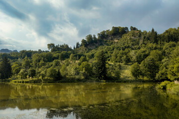 Obraz premium Lakeside view on a summer day in the Romanian Carpathians