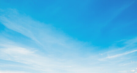 e sky is bright, tthhe fluffy white clouds are quiet.