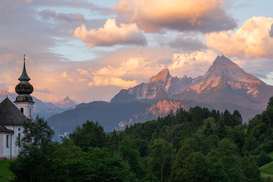 Gigantischer Sonnenaufgang bei Maria Gern mit Blick auf den Watzmann.
