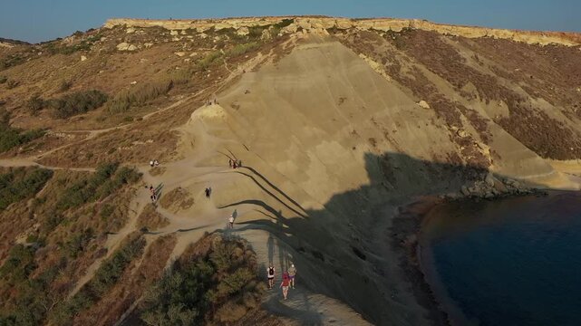 Luftaufnahme bei Sonnenuntergang: Ghajn Tuffieha, Clay Cliffs und Gnejna Bay &ndash; Maltas unber&uuml;hrte Naturk&uuml;ste, Urlaub 9