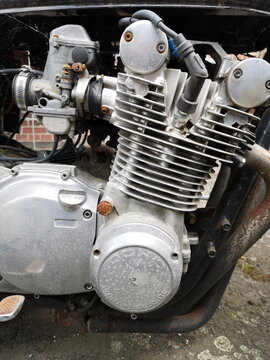 Vierzylinder Reihenmotor mit Mikuni Vergaser des Suzuki GS 750 DOHC Motorrad aus dem Japan der Siebziger Jahre am 24.07.2025 auf dem Gel&auml;nde des Rinn & Cloos Carr&eacute; in Heuchelheim bei Gie&szlig;en in Hessen	