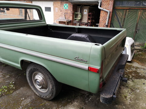 Ford F-100 Pick-up Truck mit Hardtop der Sechziger Jahre und Siebziger Jahre am 24.07.2025 auf dem Gel&auml;nde des Rinn & Cloos Carr&eacute; in Heuchelheim bei Gie&szlig;en in Hessen