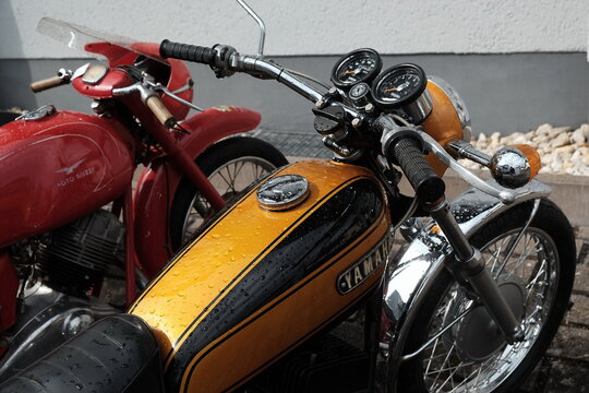 Yamaha RD 250 DS 7 Zweizylinder Zweitakt Motorrad der Siebziger Jahre am 25.07.2025 beim Oldtimertreffen Golden Oldies in Wettenberg Krofdorf-Gleiberg bei Gie&szlig;en in Hessen