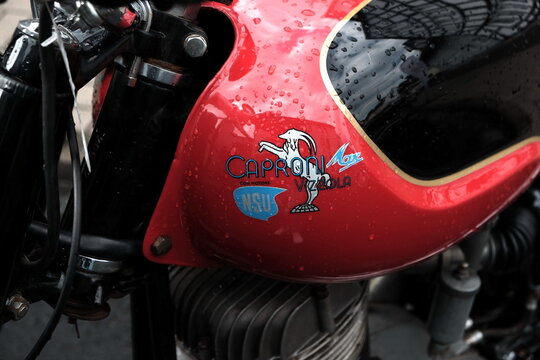 Seltenes NSU Caproni Vizzola Max Motorrad in Rot und Schwarz aus dem Italien der F&uuml;nfziger Jahre am 25.05.2025 beim Oldtimertreffen Golden Oldies in Wettenberg Krofdorf-Gleiberg bei Gie&szlig;en in Hessen
