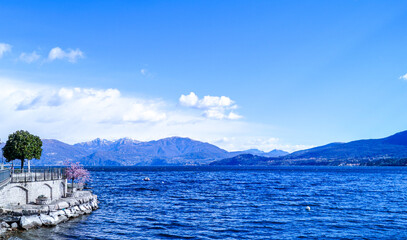 Fototapeta premium Blick auf den Lago Maggiore und auf die Berge - Alpen - Rau - Nachdenken