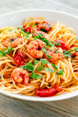 Spaghetti con gamberi, pomodoro e prezzemolo, pasta mediterranea 