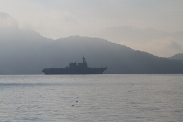 航行する護衛艦ひゅうがのシルエット