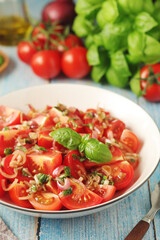 A bowl with Romanian tomato salad de Rosii